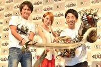 ハンティングアクションゲーム「討鬼伝」の完成発表イベントに登場した（左から）スリムクラブ真栄田、南明奈、パンクブーブー佐藤。