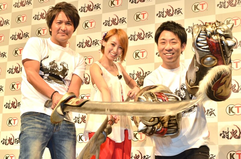 ハンティングアクションゲーム「討鬼伝」の完成発表イベントに登場した（左から）スリムクラブ真栄田、南明奈、パンクブーブー佐藤。
