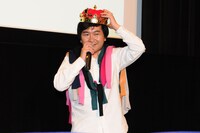 王冠とたくさんのセーターを羽織り野球拳に挑む小石田純一。