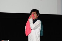 小蜜が脱いだ服を渡され匂いをかぐ小石田純一。