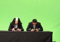 プレイ中の笑い飯・西田（左）と麒麟・田村。