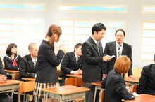 博多大吉から預かったという手紙を読み上げるパンクブーブー哲夫。