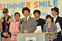 「笑楽校」校長役の間寛平（中央）ら。