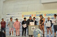 レイザーラモンRG（中央）が「記者会見あるある」を披露している様子。