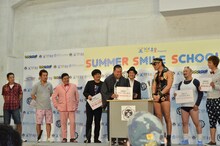 レイザーラモンRG（中央）が「記者会見あるある」を披露している様子。