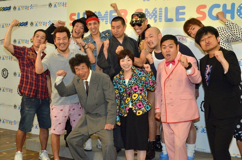 イベント「笑楽校 presents SUMMER SMILE SCHOOL」の開催発表会見に登場した芸人達。