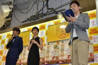 イベントでMCを務めたあべこうじ（右）と、ピース綾部（左）、平田薫（中央）。