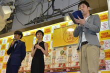 イベントでMCを務めたあべこうじ（右）と、ピース綾部（左）、平田薫（中央）。