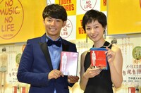 DVD / Blu-ray「R-18文学賞vol.1 自縄自縛の私」の発売記念イベントに登場したピース綾部（左）と、平田薫（右）。