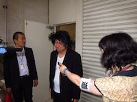 涙ながらに謝罪をするRG。