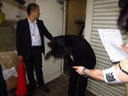 いきなり頭を下げるRG。