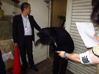 いきなり頭を下げるRG。