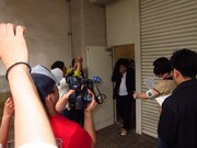 DVDの真相を聞くために集まった人たちの前に姿を現したRG。