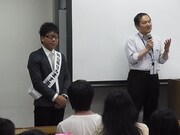 江西あきよしの授業の様子。(c)吉本興業