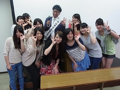 岡山・中国短期大学情報ビジネス学科にて特別講師を務める岡山県住みます芸人江西あきよし。(c)吉本興業