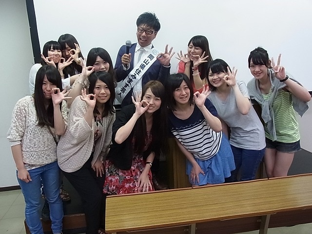 岡山・中国短期大学情報ビジネス学科にて特別講師を務める岡山県住みます芸人江西あきよし。(c)吉本興業