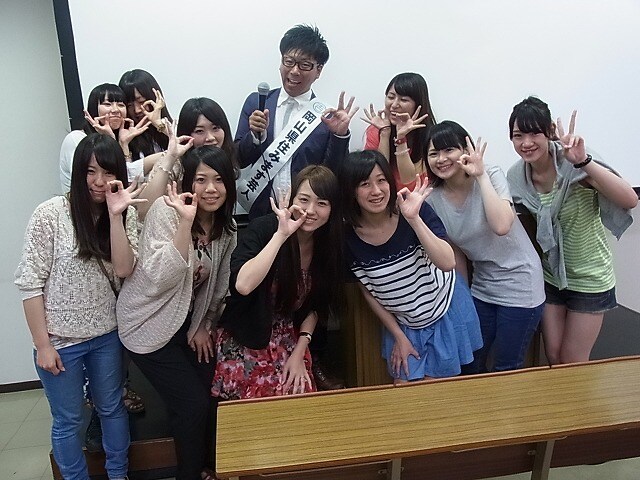 岡山・中国短期大学情報ビジネス学科にて特別講師を務める岡山県住みます芸人江西あきよし。(c)吉本興業