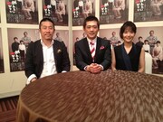 博多華丸（中央）と、富田靖子（右）、監督の江口カン（左）。