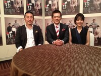 博多華丸（中央）と、富田靖子（右）、監督の江口カン（左）。