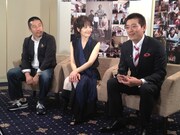 博多華丸（右）と、富田靖子（中央）、監督の江口カン（左）。