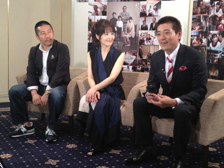 博多華丸（右）と、富田靖子（中央）、監督の江口カン（左）。