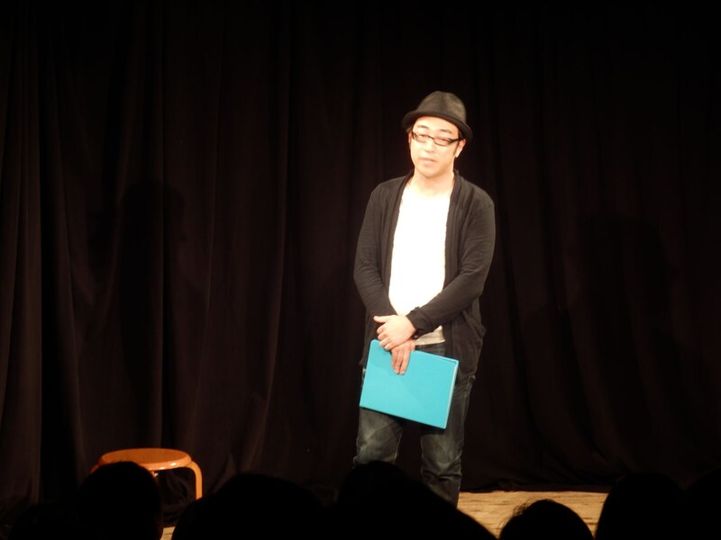 MCを務めた東京03角田。落ち着いた語り口調でライブの雰囲気を盛り上げた。