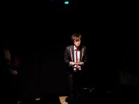 人生グラフが向上している部分で「詩のボクシング」準優勝を経験したと話し、自信のあるポエムを読み上げる磁石・永沢。相方の佐々木には「ドヤ顔が嫌だ」と不評。