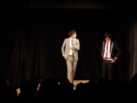 緊張しながら芸人遺産の判定を待つ永沢（右）と、判定を聞きに行っている角田を「おじさんが暗闇に話しかけてる」と表現した佐々木。