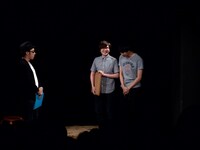 登場してすぐ「ヘラヘラするな！」と角田に怒られるラバーガール。