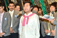 イベントの開催を宣言した特別ゲストの小石田純一（中央）。