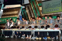 水中息止めバトルの様子。西村ヒロチョ（左から3人目）が真っ先に離脱した。