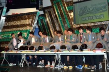 水中息止めバトルの様子。西村ヒロチョ（左から3人目）が真っ先に離脱した。