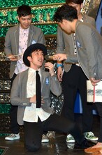 「激ニガそうめんバトル」でも運悪く「センブリ」入りのそうめんを食べてしまい悶絶する西村ヒロチョ。