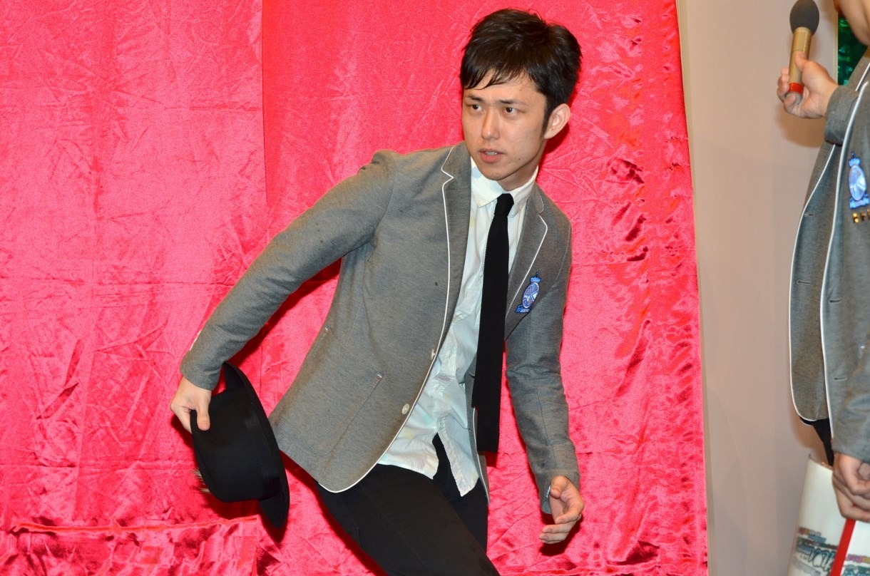 ポーズを決める西村ヒロチョ。