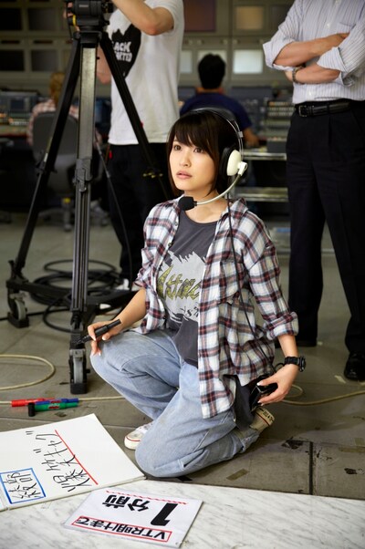 ピースMCの「NexT」の「妄撮」企画でテレビ番組のADに扮する岸明日香。(c)TOMMY／KODANSHA