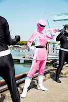 ピースMCの「NexT」の「妄撮」企画で、ピンクレンジャーに扮する森はるか。(c)TOMMY／KODANSHA