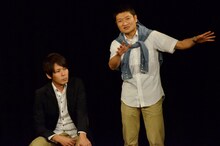 興津豪乃が書いたコントを演じるザブングル。