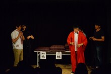 幕間の衣装替えや舞台上のセッティングが、ほぼ暗転することなく客前で行われた今回のライブ。ザブングルはこの時間のトークでも客席を楽しませた。