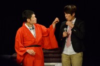 せきしろが書いたコントを演じるザブングル。