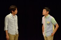 土屋亮一が書いたコントを演じるザブングル。