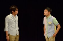 土屋亮一が書いたコントを演じるザブングル。