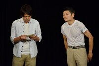 しずる池田からはコントを演じるにあたっての注意事項などが書かれた手紙が寄せられ、松尾（左）が読み上げた。