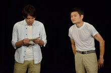 しずる池田からはコントを演じるにあたっての注意事項などが書かれた手紙が寄せられ、松尾（左）が読み上げた。