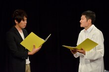 しずる池田が書いたコントを、池田の指示通り台本を読みながら演じるザブングル。