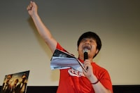 客席とコールアンドレスポンスを繰り広げるダイノジ大谷。