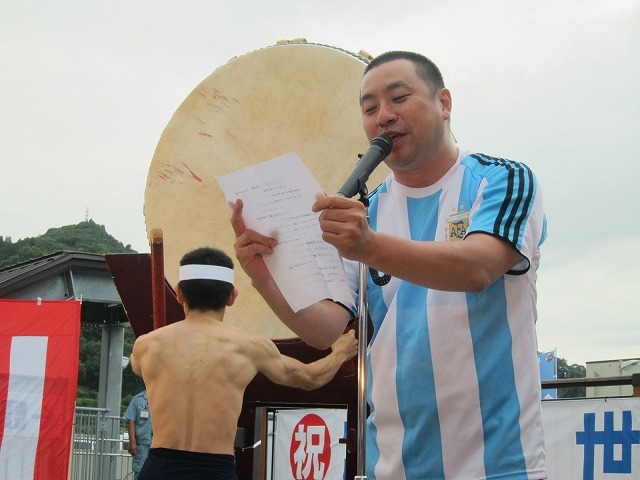 本日6月22日に開催された、レイザーラモンRGのバスツアー「緊急企画!! 富士山世界遺産登録間近おめでとう!! RGが世界遺産の会議期間中に三保の松原であるあるを歌うことによって三保の松原も奇跡を起こしたいバスツアー！」の様子。写真は富士川サービスエリア。