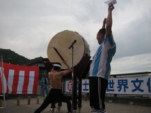 本日6月22日に開催された、レイザーラモンRGのバスツアー「緊急企画!! 富士山世界遺産登録間近おめでとう!! RGが世界遺産の会議期間中に三保の松原であるあるを歌うことによって三保の松原も奇跡を起こしたいバスツアー！」の様子。