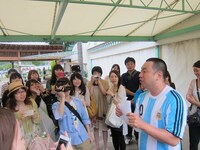 本日6月22日に開催された、レイザーラモンRGのバスツアー「緊急企画!! 富士山世界遺産登録間近おめでとう!! RGが世界遺産の会議期間中に三保の松原であるあるを歌うことによって三保の松原も奇跡を起こしたいバスツアー！」の様子。