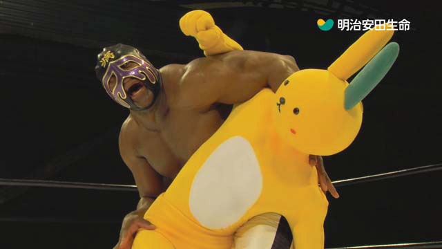 明治安田生命の新作CM「医療費リンクシリーズ うさりんレスラー篇」の一場面。