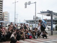 駅前でシュートを決めるメッシ。